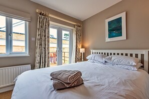 4 bedrooms, individually furnished, iron/ironing board - Beautifully Appointed, the Property Features a Spacious Lounge (Pwllheli)