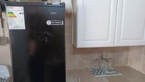 Un frigorifero nero con un adesivo che indica l'efficienza energetica.