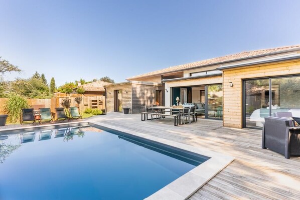 حمّام سباحة خارجي