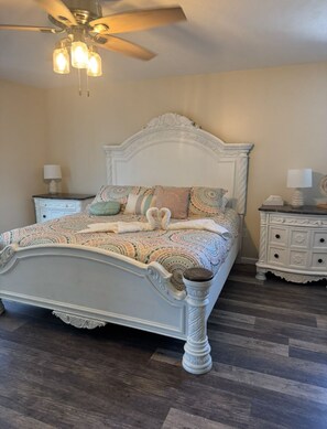 5 makuuhuonetta, tallelokero huoneessa, silitysrauta/-lauta