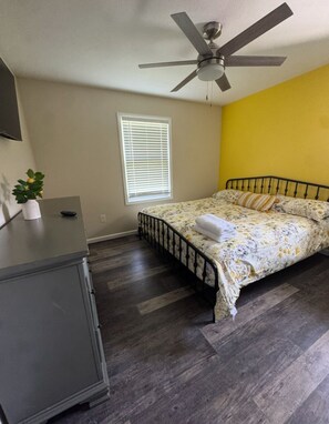 5 soverom, safe på rommet, strykejern/-brett og reiseseng for barn