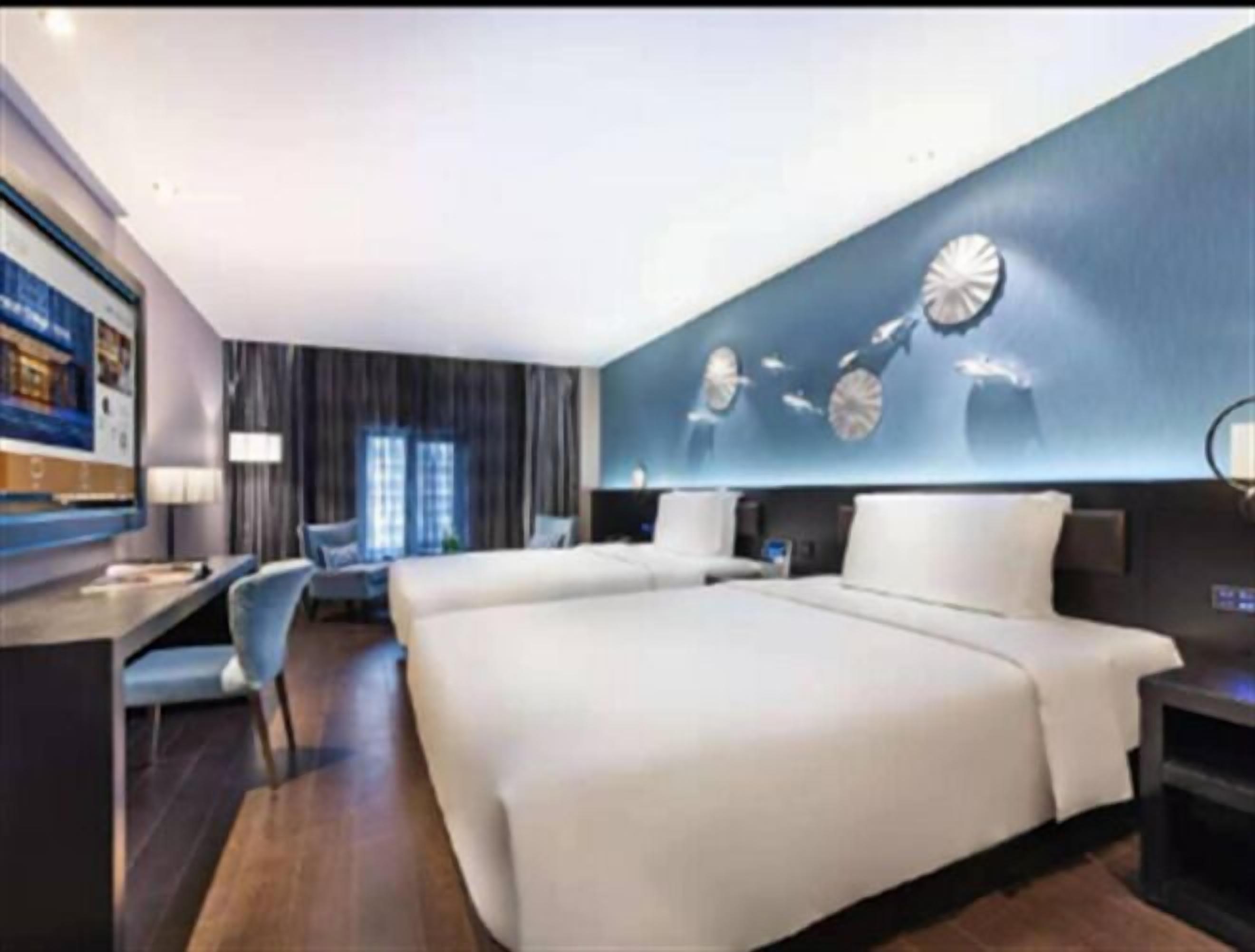 Free minibar, free WiFi, bed sheets