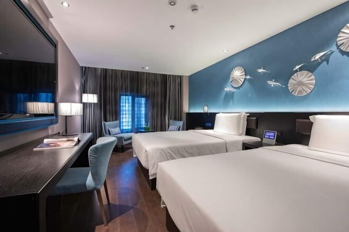 Free minibar, free WiFi, bed sheets