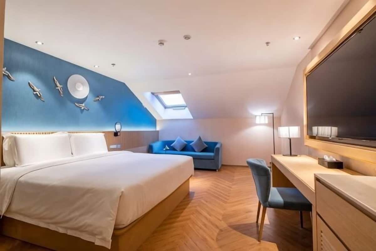 Free minibar, free WiFi, bed sheets