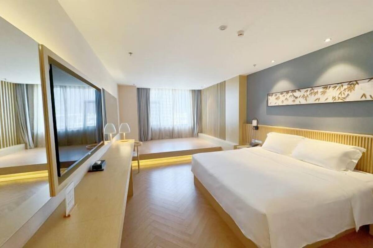 Free minibar, free WiFi, bed sheets