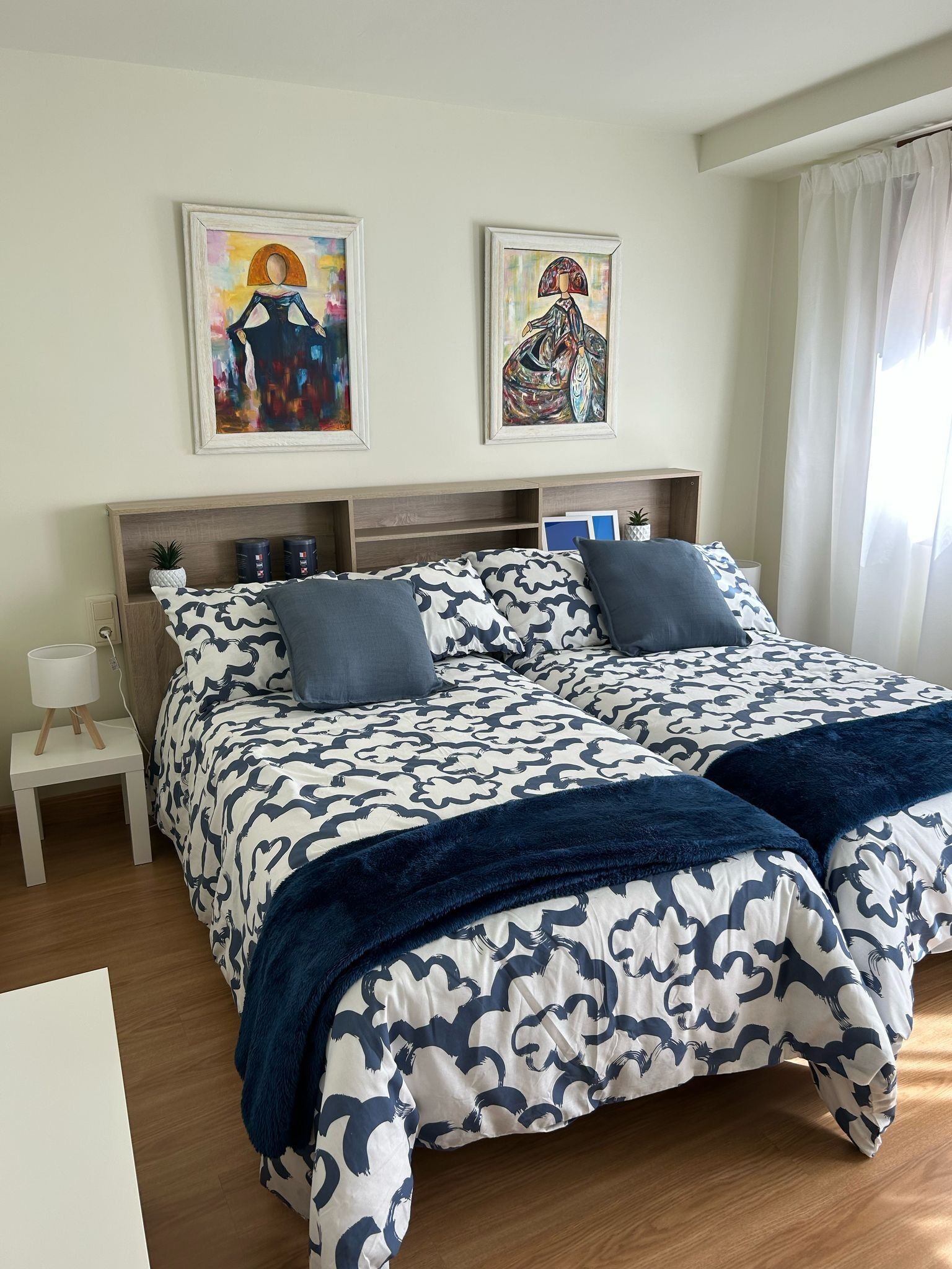 3 dormitorios, escritorio, tabla de planchar con plancha y cuna de viaje