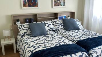 3 dormitorios, escritorio, tabla de planchar con plancha y cuna de viaje