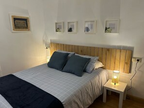 3 chambres, bureau, fer et planche à repasser, lit parapluie