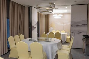 A conference room with a round table, yellow chairs, and a glass partition. - Academic Exchange Center of Central China Normal University (Guiyuan Hotel) (Wuhan)