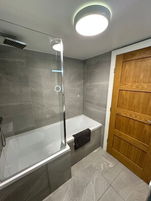 Towels - Contemporary Comfort: 2-BD Home (Surrey)