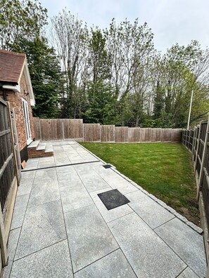 Property grounds - Contemporary Comfort: 2-BD Home (Surrey)