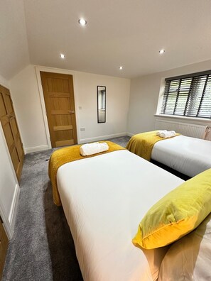 2 bedrooms, iron/ironing board, free WiFi, bed sheets - Contemporary Comfort: 2-BD Home (Surrey)