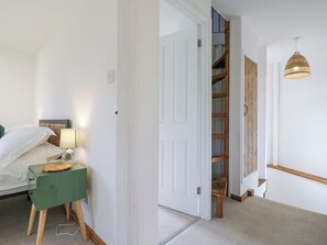 4 bedrooms, individually decorated, individually furnished, free WiFi