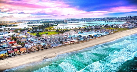 Beach. Spacious 4BR/2BTH King Bed Ranch Style, Prime Area