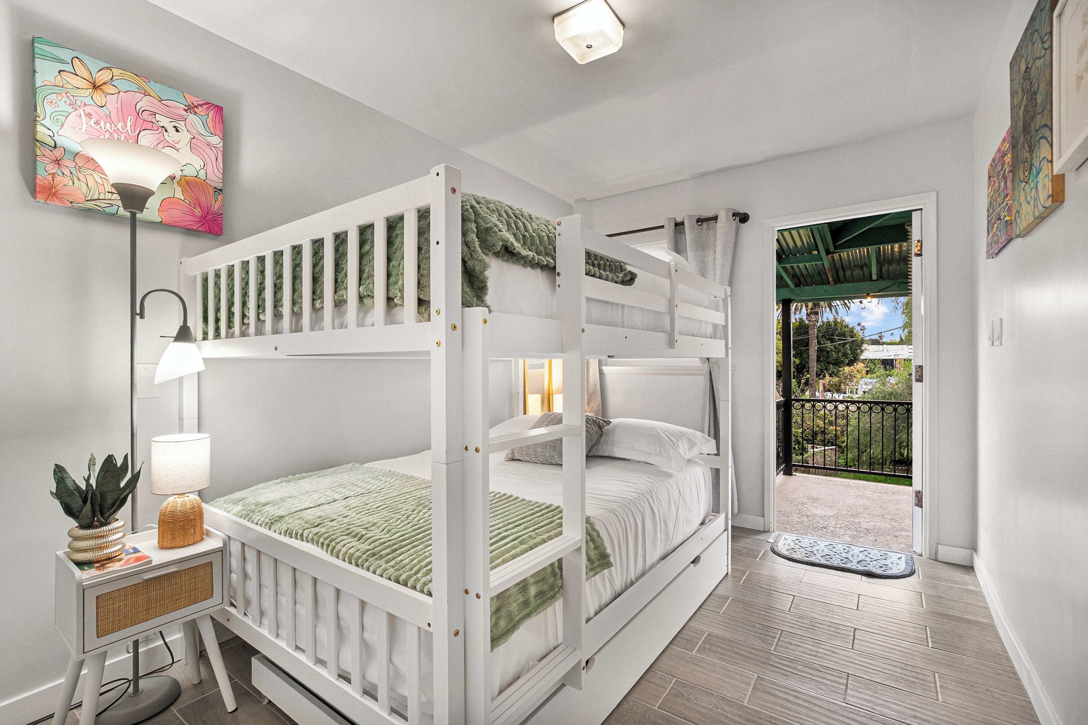 4 bedrooms, desk, iron/ironing board, WiFi (free)