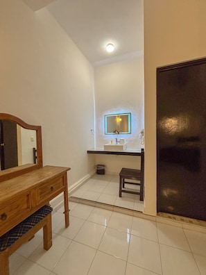 Quadruple Room | Interior - HOTEL VALLADOLID (Valladolid)