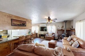 Smart-TV, Tischtennisplatte, Bücher