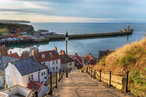 Exterior - Cottage in Whitby Near Scenic Seafront (Whitby)