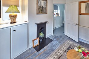 Living room - Cottage in Whitby Near Scenic Seafront (Whitby)