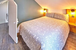 2 bedrooms, iron/ironing board - Cottage in Whitby Near Scenic Seafront (Whitby)