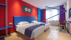 A hotel room with a large bed, a desk, and a chair. - Shangan Lejia Hotel (Shijiazhuang Railway Station Ximeihua Street) (Shijiazhuang)