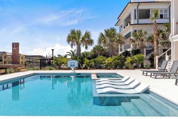 House (6 Bedrooms) | Interior