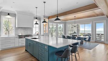 House (6 Bedrooms) | Interior