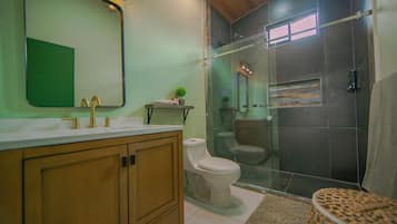 Douche, sĂšche-cheveux, serviettes fournies, savon