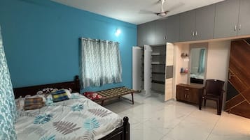3 bedrooms, desk, iron/ironing board, free WiFi