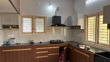 Stovetop, cookware/dishes/utensils, dining tables