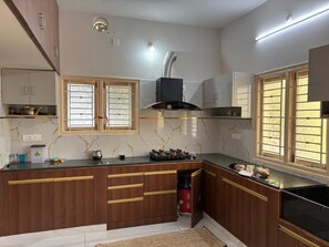 炉灶、厨具/餐具、餐桌