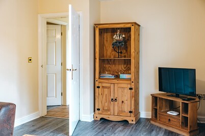 Cottage in Netley Hall With Lush Gardens