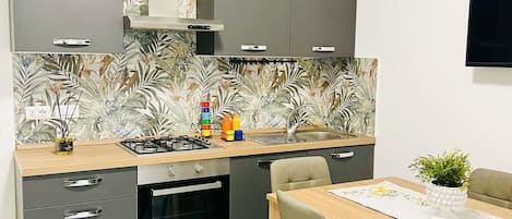 Frigorífico, horno, placa de cocina y cafetera o tetera