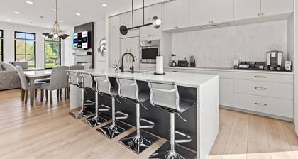 Upscale 4BR Townhome – Walk to Shops & The Monon!