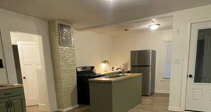 Spacious 1-bedroom apartment with AC, WiFi in Utica