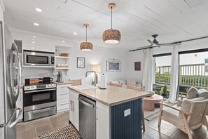 Een koelkast, een microgolfoven, een oven, een kookplaat