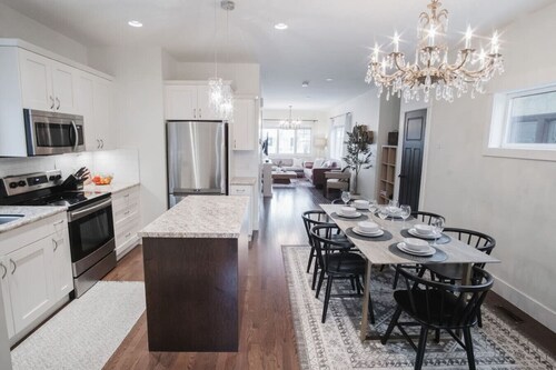 DOWNTOWN~KINGBED~4BR~Fireplace~