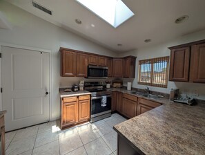 Fridge, microwave, oven, stovetop -  3-Bedroom House with AC, WiFi in Beautiful Page/Lake Powell (Page)