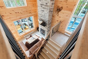 Fernseher, Kamin, Videospiele, DVD-Player