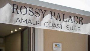 A sign for Rossy Palace, Amalfi Coast Suite. - RossyPalace - Amalficoast Suites (Agerola Bomerano)