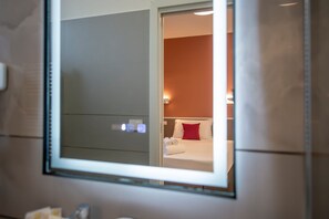 1 bedroom, in-room safe, desk, travel cot