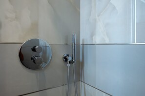 Dusche, Haartrockner, Bidet, Handtücher