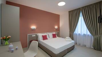 1 Schlafzimmer, Zimmersafe, Schreibtisch, Reisekinderbett