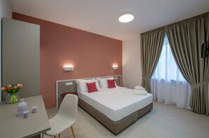 1 Schlafzimmer, Zimmersafe, Schreibtisch, Reisekinderbett