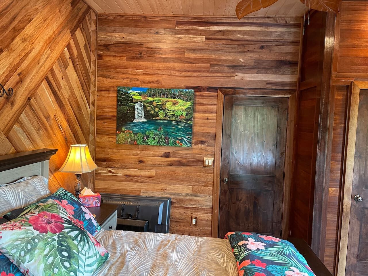 1 chambre, bureau, fer et planche à repasser, lit parapluie