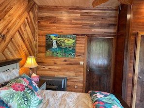 1 soverom, skrivebord, strykejern/-brett og reiseseng for barn