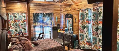 1 makuuhuone, työpöytä, silitysrauta/-lauta, vauvan matkasänky