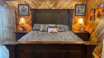 1 soverom, skrivebord, strykejern/-brett og reiseseng for barn