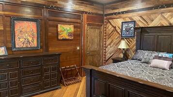 1 soverom, skrivebord, strykejern/-brett og reiseseng for barn