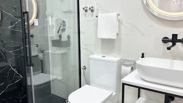 Haartrockner, Handtücher, Seife, Toilettenpapier